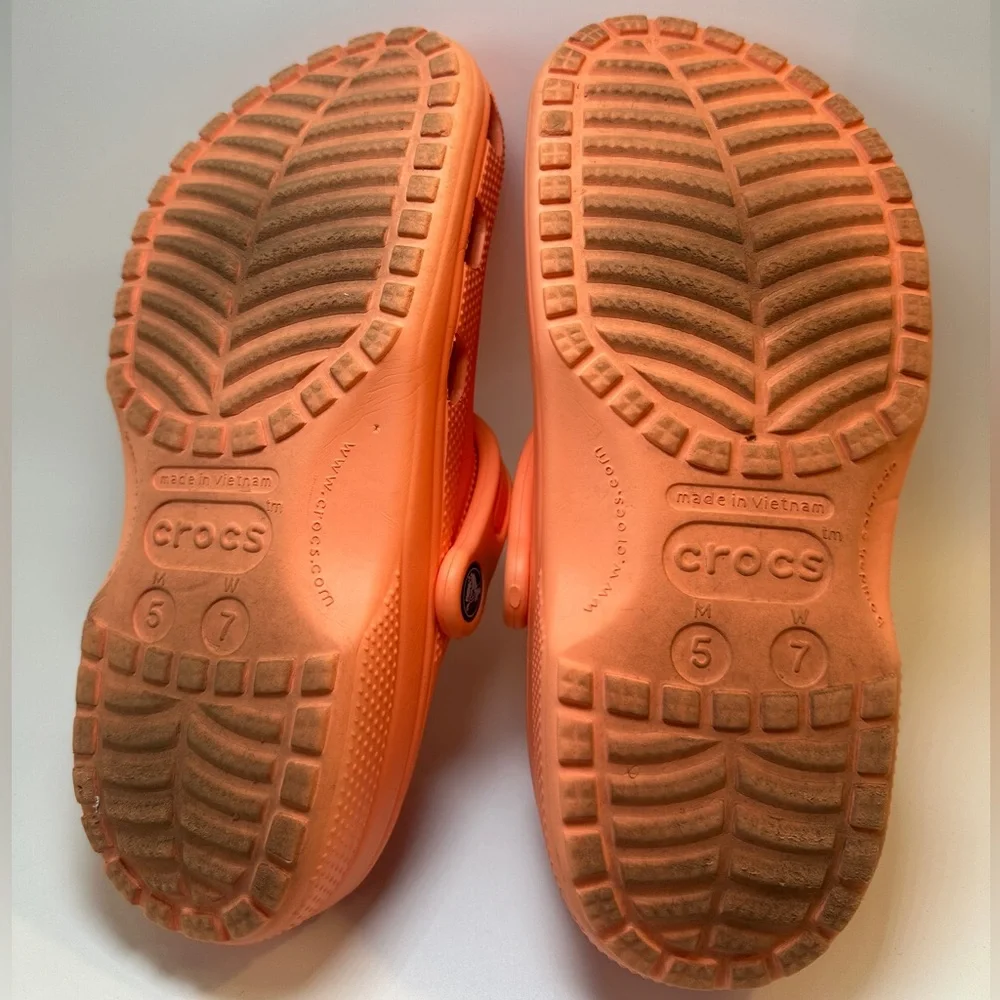 Crocs Classic Size Women’s 7 Men’s 5 Solid Orange Coral Salmon‎ Clogs - Picture 9 of 10